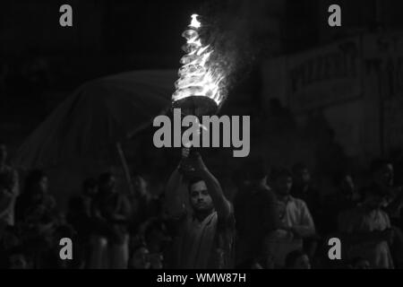 L'exécution de prêtre rituel à ghat de Varanasi Banque D'Images