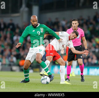 Dublin, Irlande. 5 septembre 2019 ; Aviva Stadium de Dublin, Leinster, Irlande ; European Championships 2020 Qualificatif, l'Irlande et la Suisse ; David McGoldrick (Rep de l'Irlande) et Remo Freuler (Suisse) défi pour la balle - éditorial uniquement. Credit : Action Plus Sport Images/Alamy Live News Banque D'Images