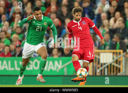 L'Irlande du Nord Josh Magennis (à gauche) et Kevin du Luxembourg Malget bataille pour la balle durant le match amical à Windsor Park, Belfast. Banque D'Images