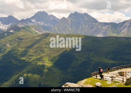 Portrait des Alpes italiennes avec les randonneurs admirant les montagnes de Pavillon station de téléphérique de Skyway Monte Bianco en été, Courmayeur, Italie Banque D'Images