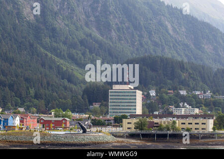Le centre-ville de Juneau en Alaska à partir de l'île de Douglas. Banque D'Images