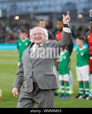 Dublin, Irlande. 5 septembre 2019 ; Aviva Stadium de Dublin, Leinster, Irlande ; European Championships 2020 Qualificatif, l'Irlande et la Suisse ; Présidente de l'Irlande, Michael D. Higgins, des vagues à la foule dans l'Aviva Stadium - usage éditorial uniquement. Credit : Action Plus Sport Images/Alamy Live News Banque D'Images