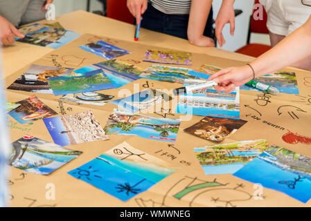 Cours de groupe dans la classe, l'école anglaise Banque D'Images