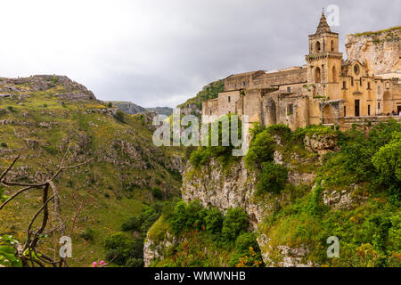 Italie, Sicile, province de Matera, Matera. Ravin de Torrente Gravina Gravina (rivière) et de la ville de Matera. Chiesa di San Pietro le Dodici Lune à righ Banque D'Images