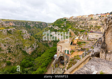 Italie, Sicile, province de Matera, Matera. Vue sur le ravin de Chiesa Rupestre Gravina di Santa Maria De Idris Banque D'Images