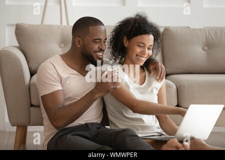 Happy african american couple famille aimante, ordinateur, regarder des photos. Banque D'Images