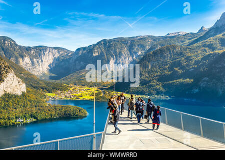 Hallstatt, Autriche - oct 2018 : les touristes de prendre des photos et profiter de la vue sur les montagnes et le lac Hallstatter voir du point de vue du patrimoine mondial. Banque D'Images