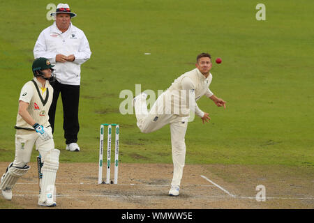 MANCHESTER, Angleterre. 05 SEPTEMBRE 2019 : Joe Denly d'Angleterre bowling pendant deux jours du 4e Test Match Cendres Specsavers, au terrain de cricket Old Trafford, Manchester, Angleterre. Credit : Cal Sport Media/Alamy Live News Banque D'Images