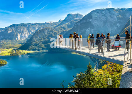 Hallstatt, Autriche - oct 2018 : les touristes de prendre des photos et profiter de la vue sur les montagnes et le lac Hallstatter voir du point de vue du patrimoine mondial. Banque D'Images