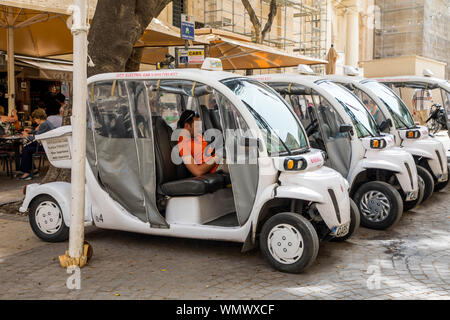 Malte, La Valette, des taxis électriques dans la Vieille Ville, Ville de la cabine électrique, Banque D'Images