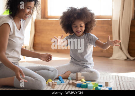 Smiling african american woman avec mignon fille. Banque D'Images