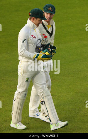 Manchester, UK. 05 Sep, 2019. Tim Paine, et Steve Smith, de l'Australie à pied à pied à la fin de jouer au cours de la deuxième journée de la 4e Test Match Cendres Specsavers, au terrain de cricket Old Trafford, Manchester, Angleterre. Credit : csm/Alamy Live News Crédit : Cal Sport Media/Alamy Live News Banque D'Images