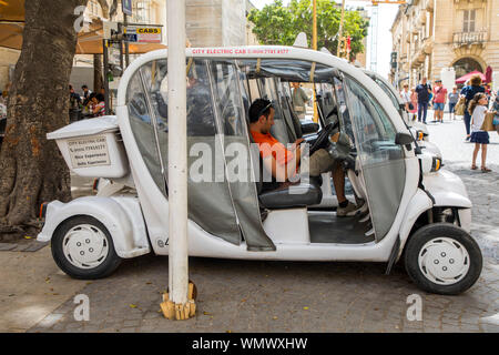 Malte, La Valette, des taxis électriques dans la Vieille Ville, Ville de la cabine électrique, Banque D'Images