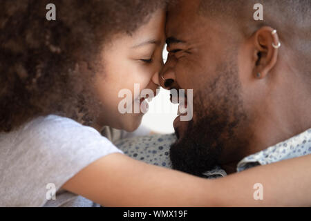 Professionnels prendre soin african american man touching front avec fille souriante. Banque D'Images