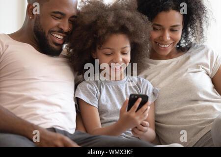 Happy african american parents peu souriant jeu pour enfants. Banque D'Images