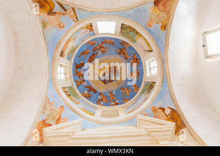 Italie, Pouilles, l'agglomération de la ville de Bari, Bari. Le 30 mai 2019. Intérieur de l'église de Saint Nicola (Chiesa San Nicola). Fresques restaurées récemment o Banque D'Images