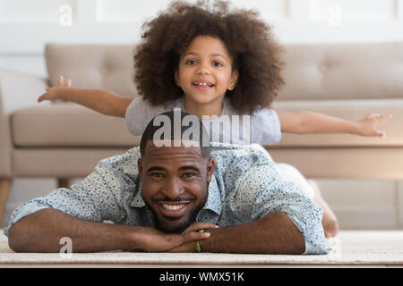 Happy african american famille heureuse de deux portrait. Banque D'Images