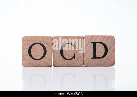 Close-up de l'OCD Texte sur un bloc en bois plus de reflet 24 Banque D'Images