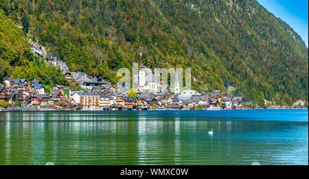 Hallstatt, Autriche. Ville pittoresque sur le lac Hallstatter alpin Voir Alpes autrichiennes en montagnes. Saison d'automne. Village de montagne romantique. Tour populaire Banque D'Images