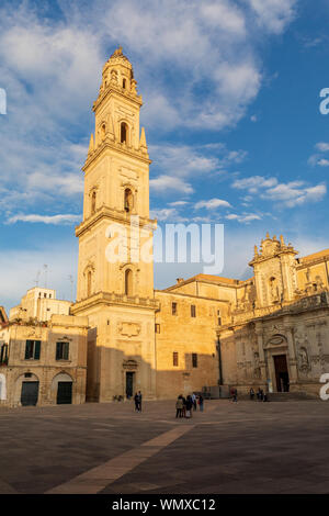 Italie, Pouilles, province de Lecce, Lecce. Lecce Cathédrale (Duomo di Lecce, ou Cattedrale dell'Assunzione della Virgine) vue de la Piazza del Duomo. Banque D'Images