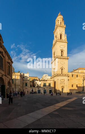 Italie, Pouilles, province de Lecce, Lecce. Lecce Cathédrale (Duomo di Lecce, ou Cattedrale dell'Assunzione della Virgine) vue de la Piazza del Duomo. Banque D'Images