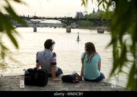 Paris, Junge leute an der Seine - Paris, les jeunes gens sur les bords de Seine Banque D'Images