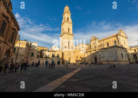 Italie, Pouilles, province de Lecce, Lecce. Lecce Cathédrale (Duomo di Lecce, ou Cattedrale dell'Assunzione della Virgine) vue de la Piazza del Duomo. Banque D'Images