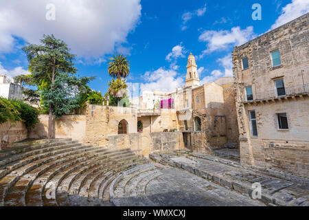 Italie, Pouilles, province de Lecce, Lecce. Bell Tower, Duomo dell'Assunta, la cathédrale, vue d'un théâtre romain. Banque D'Images