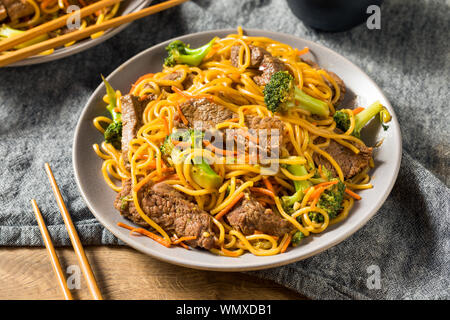 Des nouilles Boeuf lo mein avec carottes et brocoli Banque D'Images