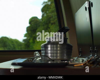 Une photographie d'un ancien style aluminium électrique sur la cuisinière smev/cuisinière de mon camping-car, sur une sombre journée dans le nord du Pays de Galles Banque D'Images