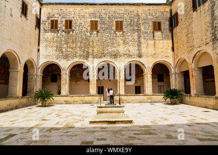 Italie, Pouilles, province de Lecce, Italy. 03 juin, 2019. Basilica di Santa Caterina di Alessandri. Les personnes qui prennent des photos dans le cloître. Banque D'Images