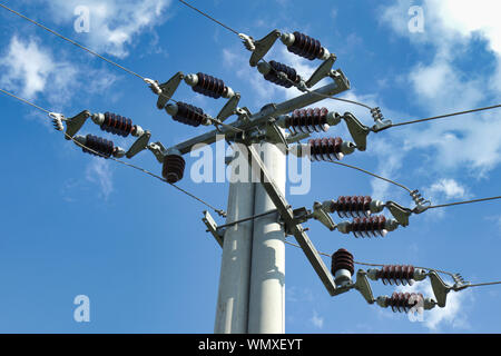 Poteau de béton avec une haute tension ligne électrique triphasé Banque D'Images