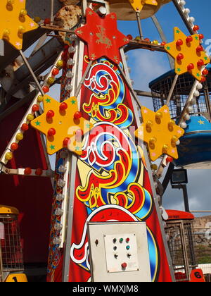 Une photographie d'une petite fête foraine grande roue tourné en plein jour dans une hors de saison uk fête foraine Banque D'Images