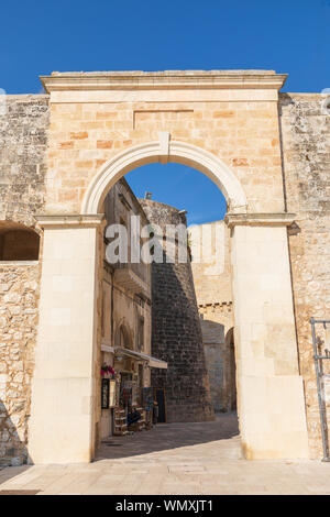 Italie, Pouilles, province de Lecce, Otrante. Entrée de la vieille ville à Alfonsina Gate. Banque D'Images