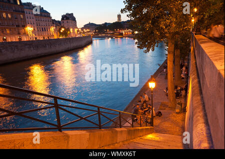 Paris, pique-nique an der Seine, quai de Bourbon - Paris, de pique-niquer sur les berges de la Seine, quai de Bourbon Banque D'Images