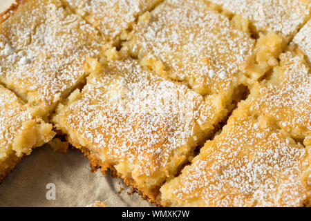 Gooey maison Gâteau de beurre avec du sucre en poudre Banque D'Images