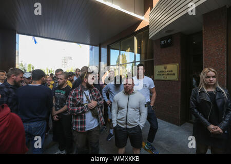 Kiev, Ukraine. 12Th Mar, 2019. Des militants d'extrême-droite ukrainienne protester contre la libération de Volodymyr Tsemakh, une "personne d'intérêt" et témoin possible de destruction en MH17 avion de passagers en 2014, près de la Cour d'appel de Kiev, Ukraine, 05 septembre 2019. La Cour d'appel de Kiev a décidé de libérer Volodymyr Tsemakh, ancien chef de l'unité anti-aérienne avec la Fédération de la force par procuration à Donbas qui était censée pour être un témoin important dans la MH17, cas de détention. La mesure préventive a été changé à partir de la détention à un engagement personnel. Une interview vidéo faite 2015 aurait été s Banque D'Images