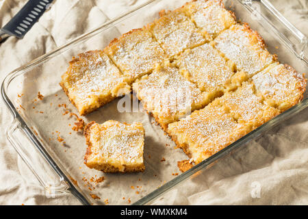 Gooey maison Gâteau de beurre avec du sucre en poudre Banque D'Images