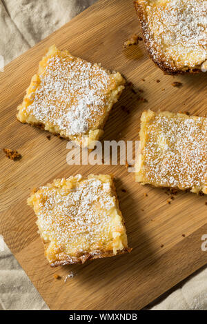 Gooey maison Gâteau de beurre avec du sucre en poudre Banque D'Images