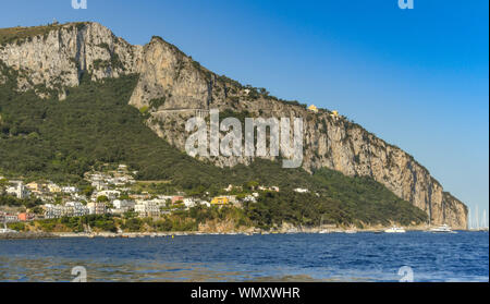 Île de Capri, ITALIE - AOÛT 2019 : vue panoramique sur les montagnes de l'île de Capri. Une route de montagne peut être vu vers le haut de la montagne. Banque D'Images