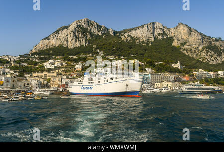 Île de Capri, ITALIE - AOÛT 2019 : Ferry amarré dans le port de l'île de Capri. Banque D'Images