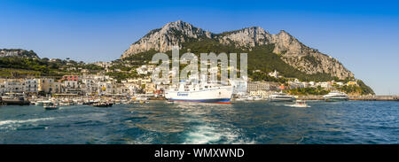 Île de Capri, ITALIE - AOÛT 2019 : vue panoramique sur le port de l'île de Capri. Un ferrry est amarré dans le port. Banque D'Images