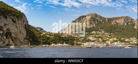 Île de Capri, ITALIE - AOÛT 2019 : vue panoramique sur le port de l'île de Capri avec les montagnes derrière. Banque D'Images