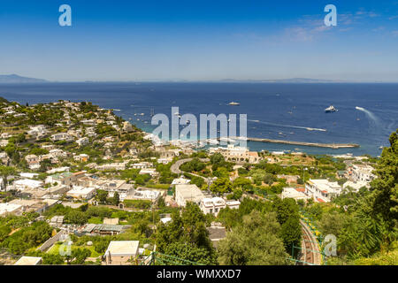 Île de Capri, ITALIE - AOÛT 2019 : Vue aérienne de l'Harbour sur l'île de Capri vue de la ville de Capri. Banque D'Images