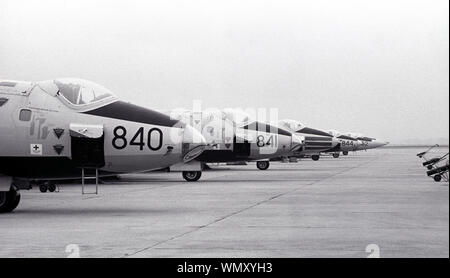 6 Royal Navy English Electric Canberra dans le bordé au Royal Naval Air Station Yeovilton en 1984. Les deux avions sont plus proches Canberra TT18's (cible les remorqueurs) le prochain avion Canberra est un formateur T4 et puis un autre TT18 avec deux Canberra T22's qui ont été munis de nez Buccaneer Banque D'Images