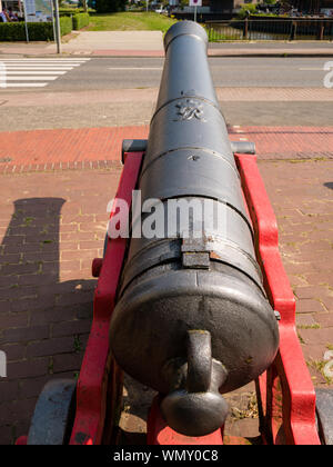 Stade, Allemagne - le 25 août 2019 : vue sur old cannon en face du Musée de l'entrepôt suédois dans le centre historique de la ville de stade à jour. Banque D'Images