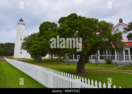 L'Ocracoke Phare sur un jour d'été pluvieux. Banque D'Images