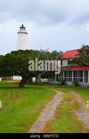 L'Ocracoke Phare sur un jour d'été pluvieux. Banque D'Images