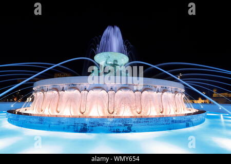 La fontaine du Triton, magnifiquement illuminés aux portes de la capitale de La Valette à Malte. Banque D'Images