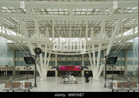 Paris, TGV-Station Charles-de-Gaulle, TGV-Bahnhof, Module d'échanges, Paul Andreu - Paris, TGV Station Charles-de-Gaulle, Module d'échanges, Paul André. Banque D'Images